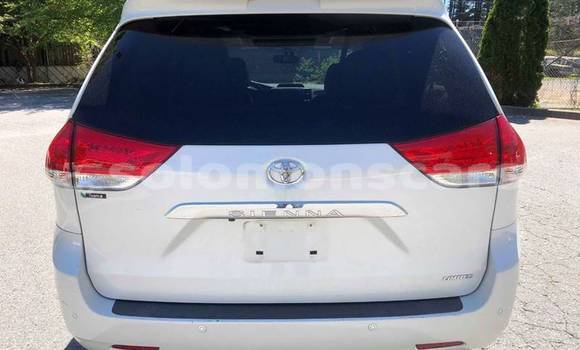 Acheter Import Voiture Toyota Sienna Blanc à Honiara, Guadalcanal Acheter Import Voiture Toyota Sienna Blanc à Honiara, Guadalcanal