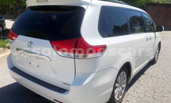 Acheter Import Voiture Toyota Sienna Blanc à Honiara, Guadalcanal Acheter Import Voiture Toyota Sienna Blanc à Honiara, Guadalcanal
