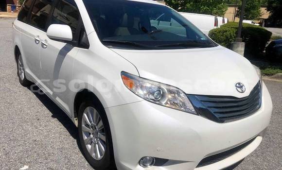 Acheter Import Voiture Toyota Sienna Blanc à Honiara, Guadalcanal Acheter Import Voiture Toyota Sienna Blanc à Honiara, Guadalcanal