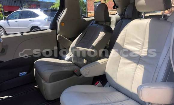 Acheter Import Voiture Toyota Sienna Blanc à Honiara, Guadalcanal Acheter Import Voiture Toyota Sienna Blanc à Honiara, Guadalcanal
